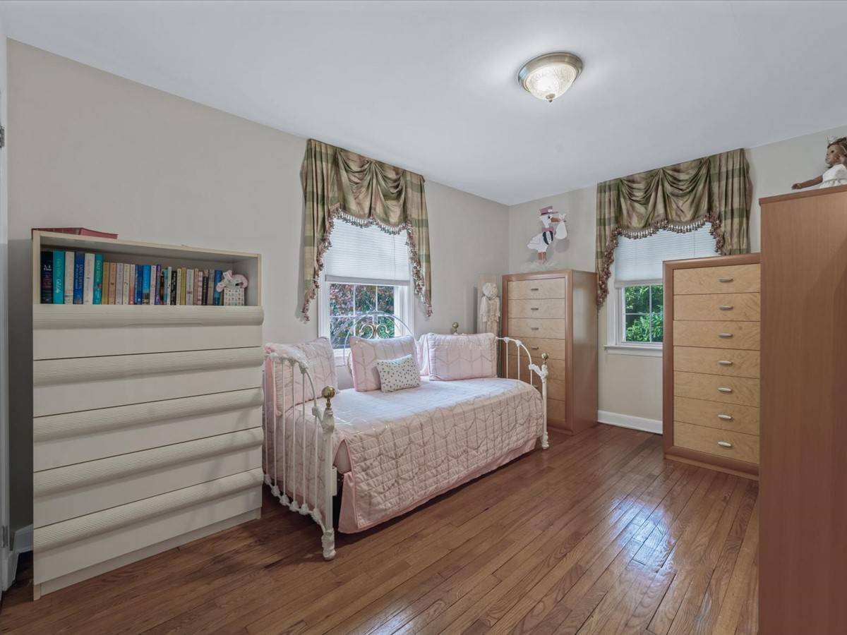 #28 photo, 32 Forbes Boulevard, Eastchester , NY 10709