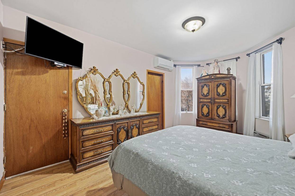 #28 photo, 20-15 Menahan St, Ridgewood , NY 11385