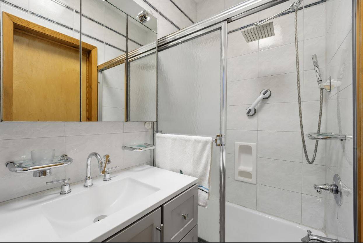 #31 photo, 20-15 Menahan St, Ridgewood , NY 11385