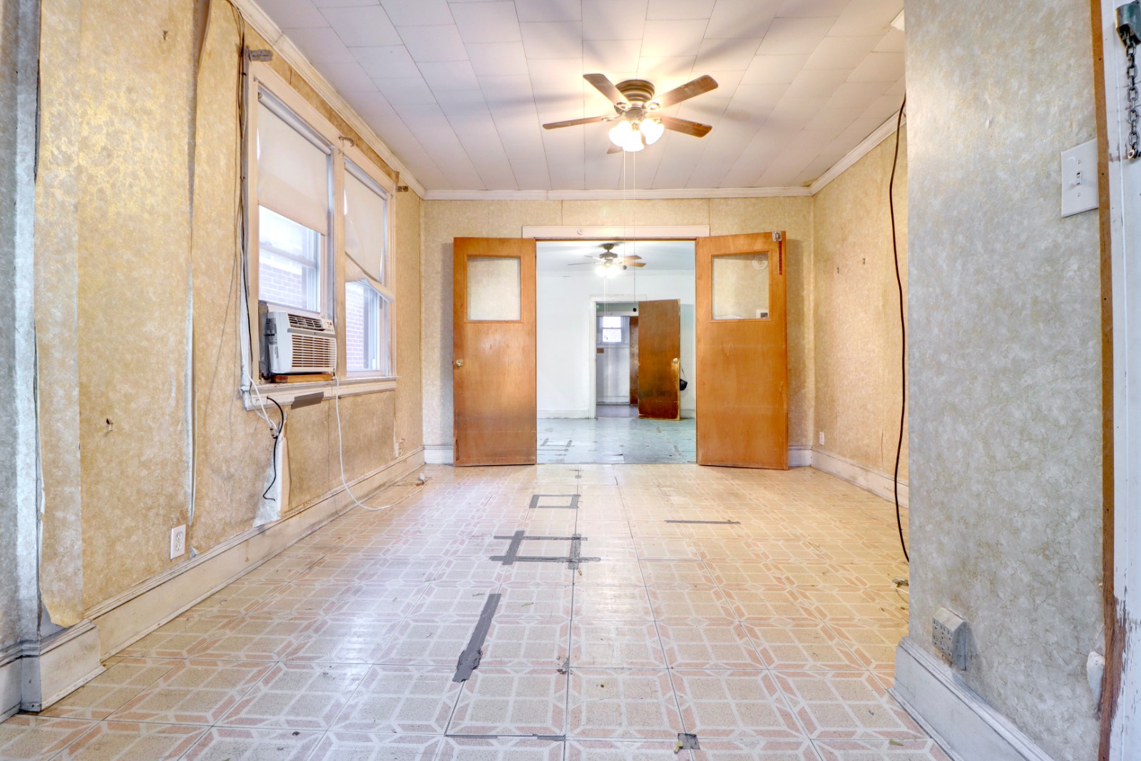 #13 photo, 6915 69 place, glendale , NY 11385