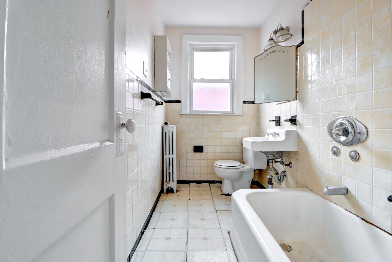 #8 photo, 6915 69 place, glendale , NY 11385