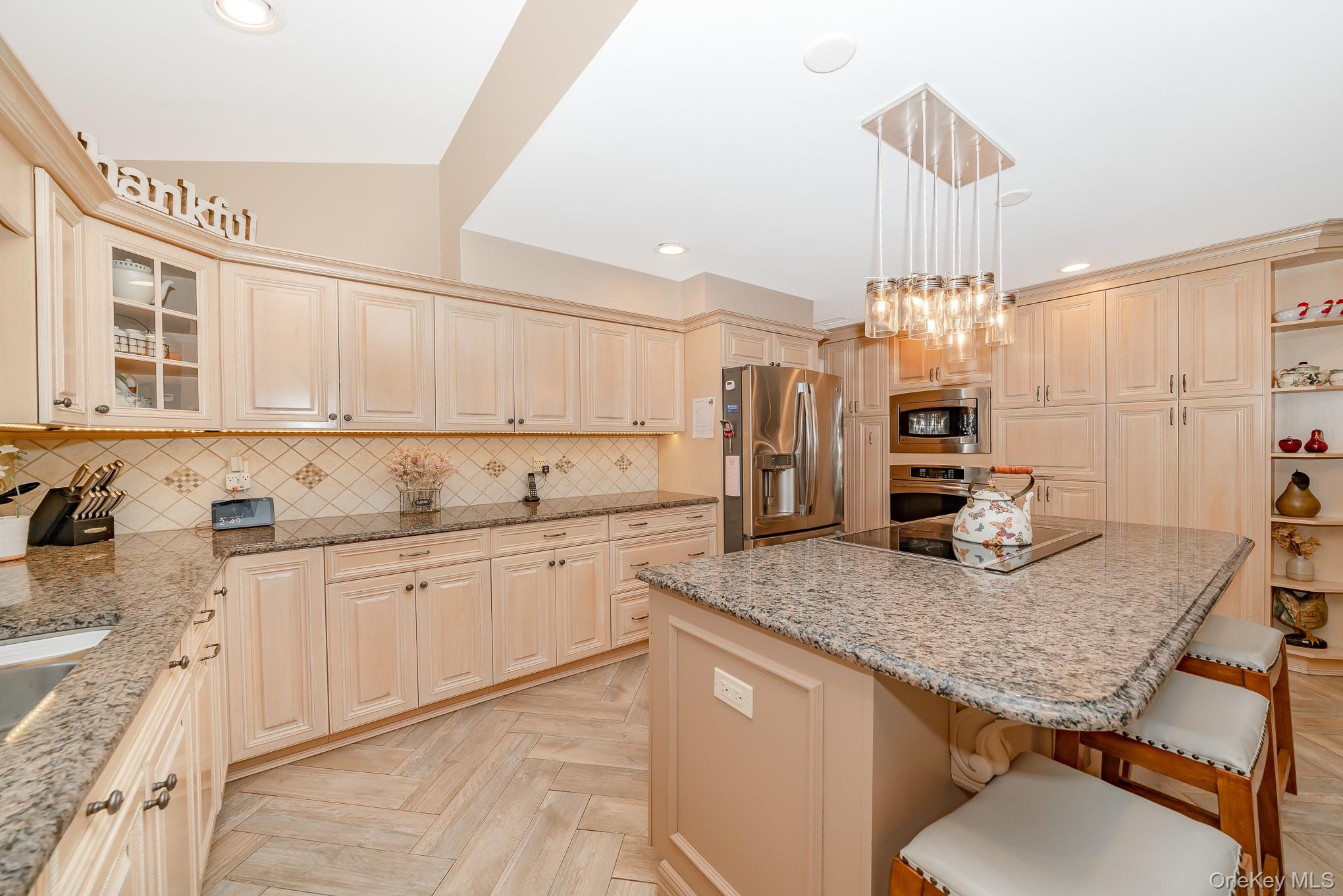 #12 photo, 17 Thide Court, מחוז סאפוק Smithtown , NY 11787