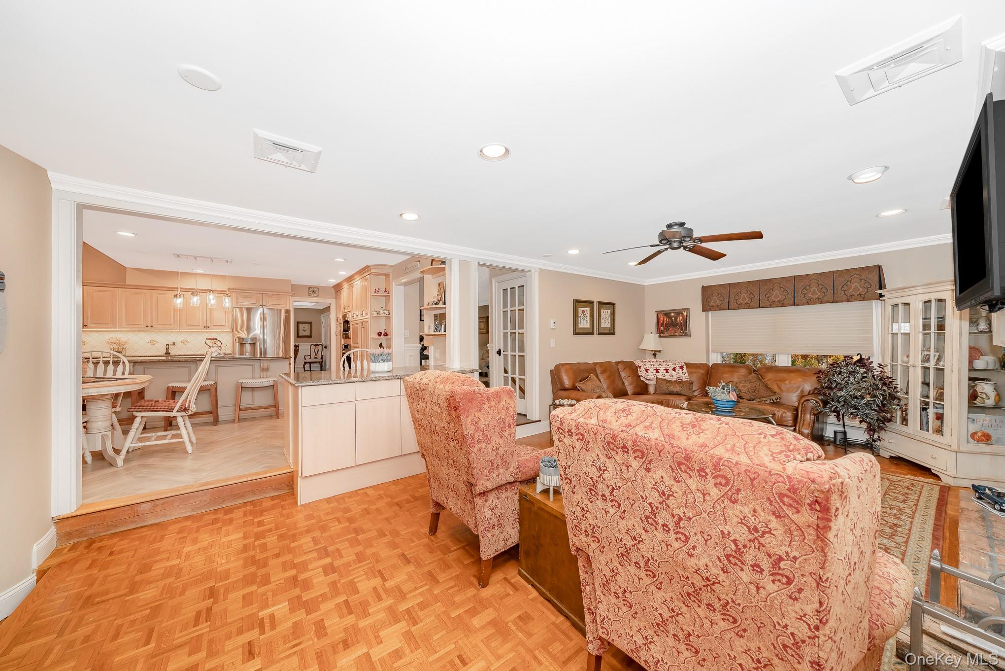 #18 photo, 17 Thide Court, מחוז סאפוק Smithtown , NY 11787