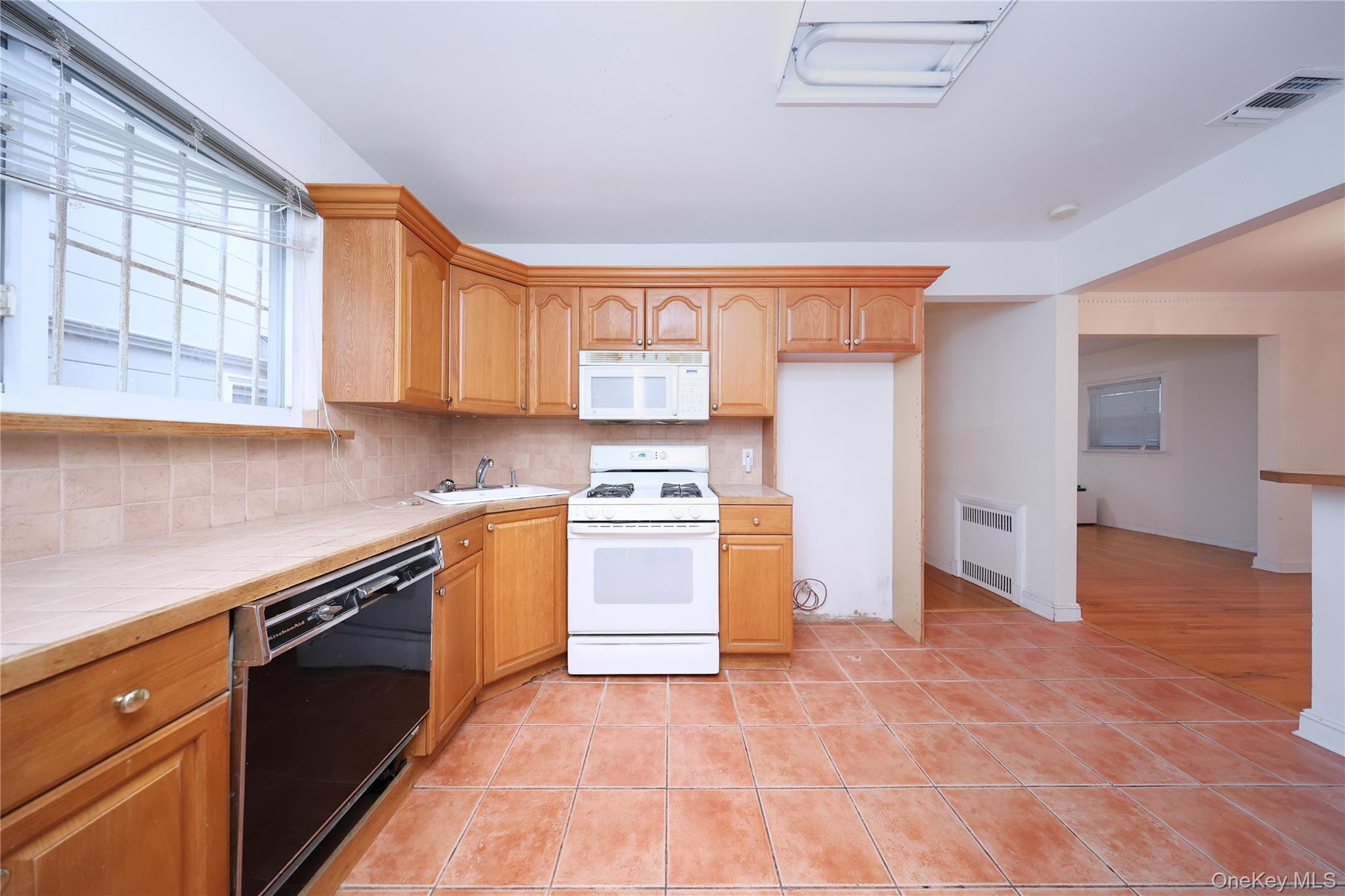 #3 photo, 75-59 195th Street, קווינס Fresh Meadows , NY 11366