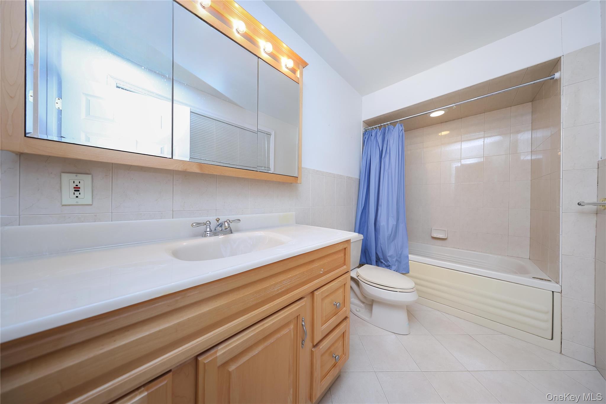 #8 photo, 75-59 195th Street, קווינס Fresh Meadows , NY 11366