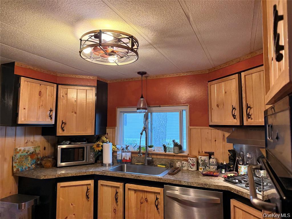 #8 photo, 3 Pine Court, Bloomingburg , NY 12721