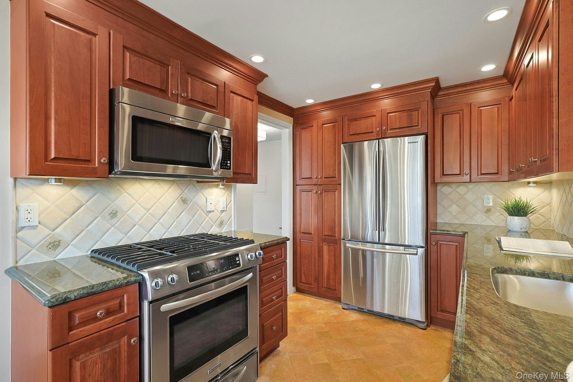 #8 photo, 1270 North Avenue, 纽约州 New Rochelle , NY 10804