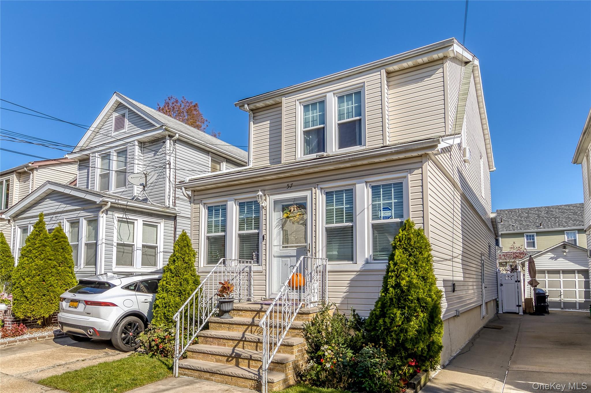 #1 photo, 92-57 246th Street, 长岛 花卉园 Floral Park , NY 11001