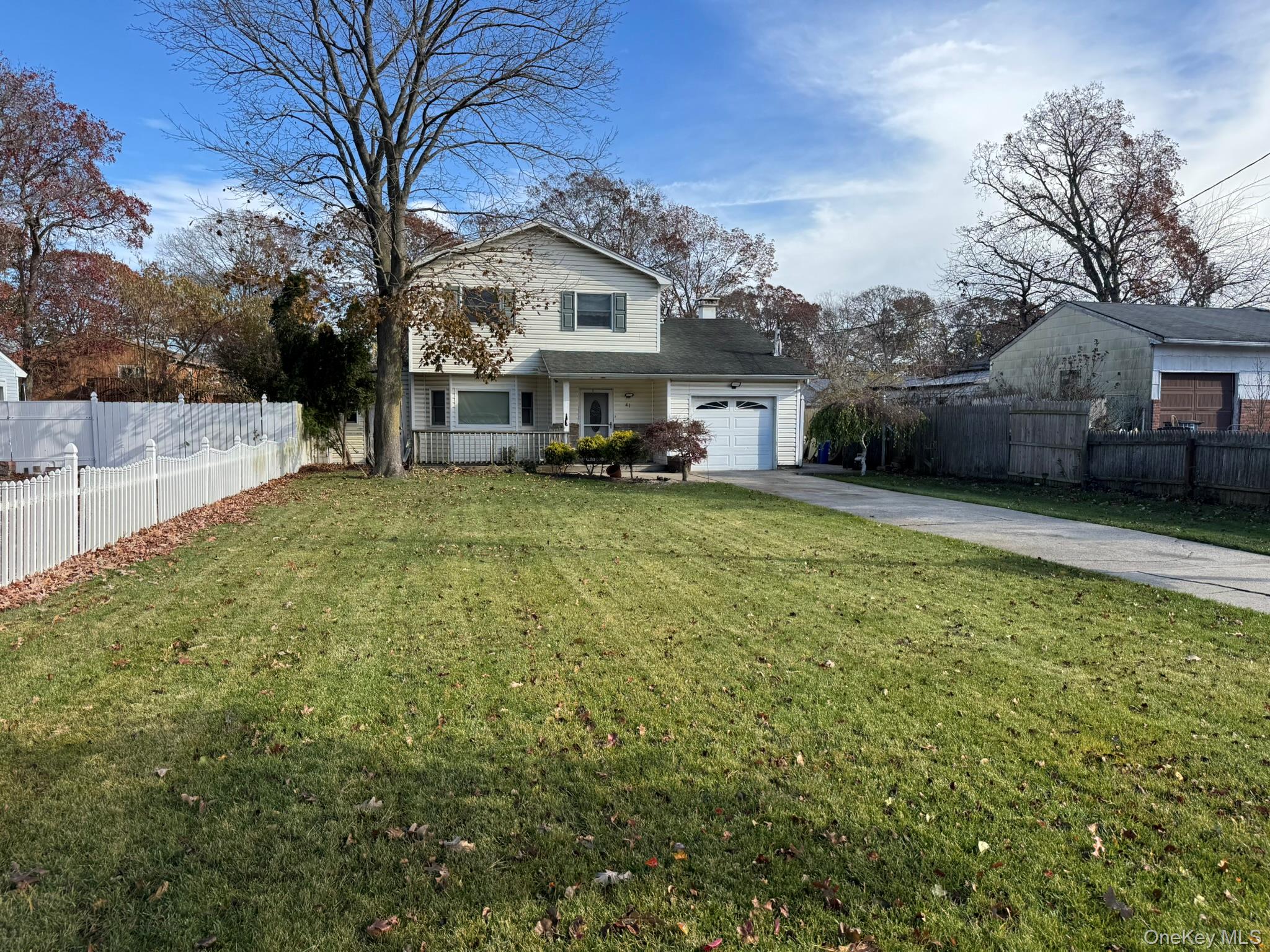 #1 photo, 41 Broadway, सफ़ोक काउंटी Shirley , NY 11967