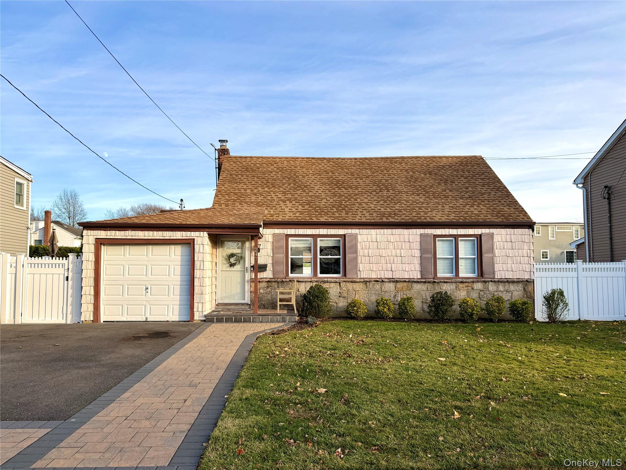 #1 photo, 247 Division Avenue, नासाउ काउंटी Massapequa , NY 11758