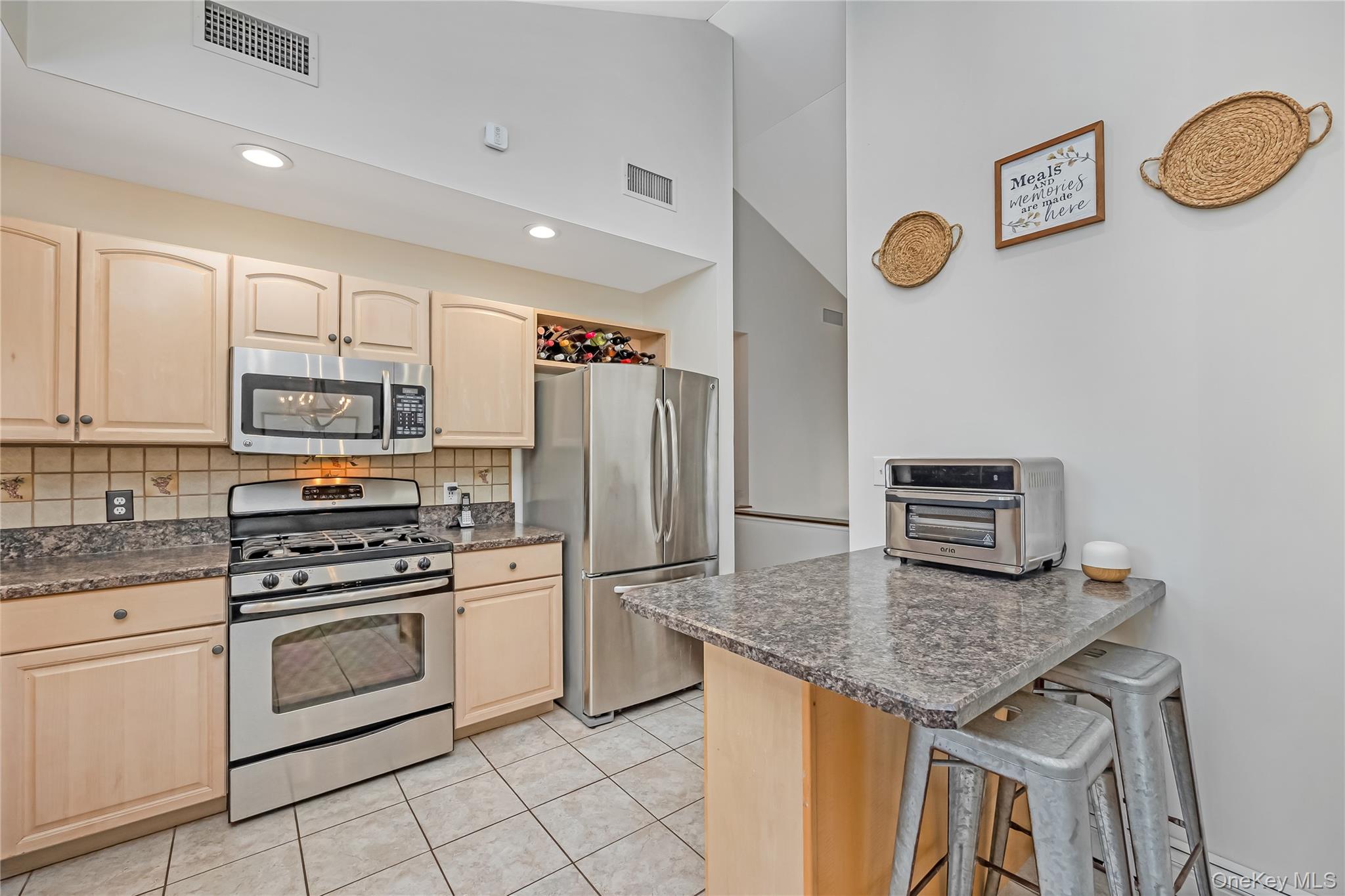 #16 photo, 1291 Boston Avenue, Bay Shore , NY 11706