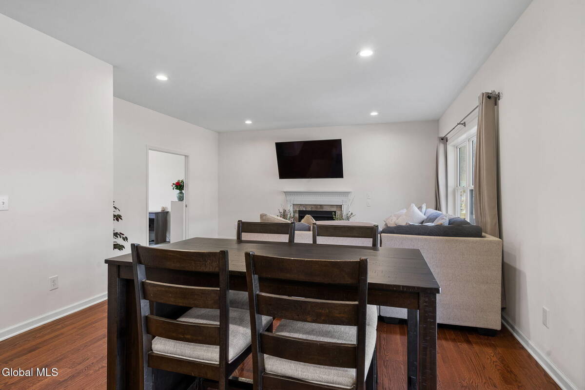 #14 photo, 2 Birch Court, North Greenbush , NY 12180