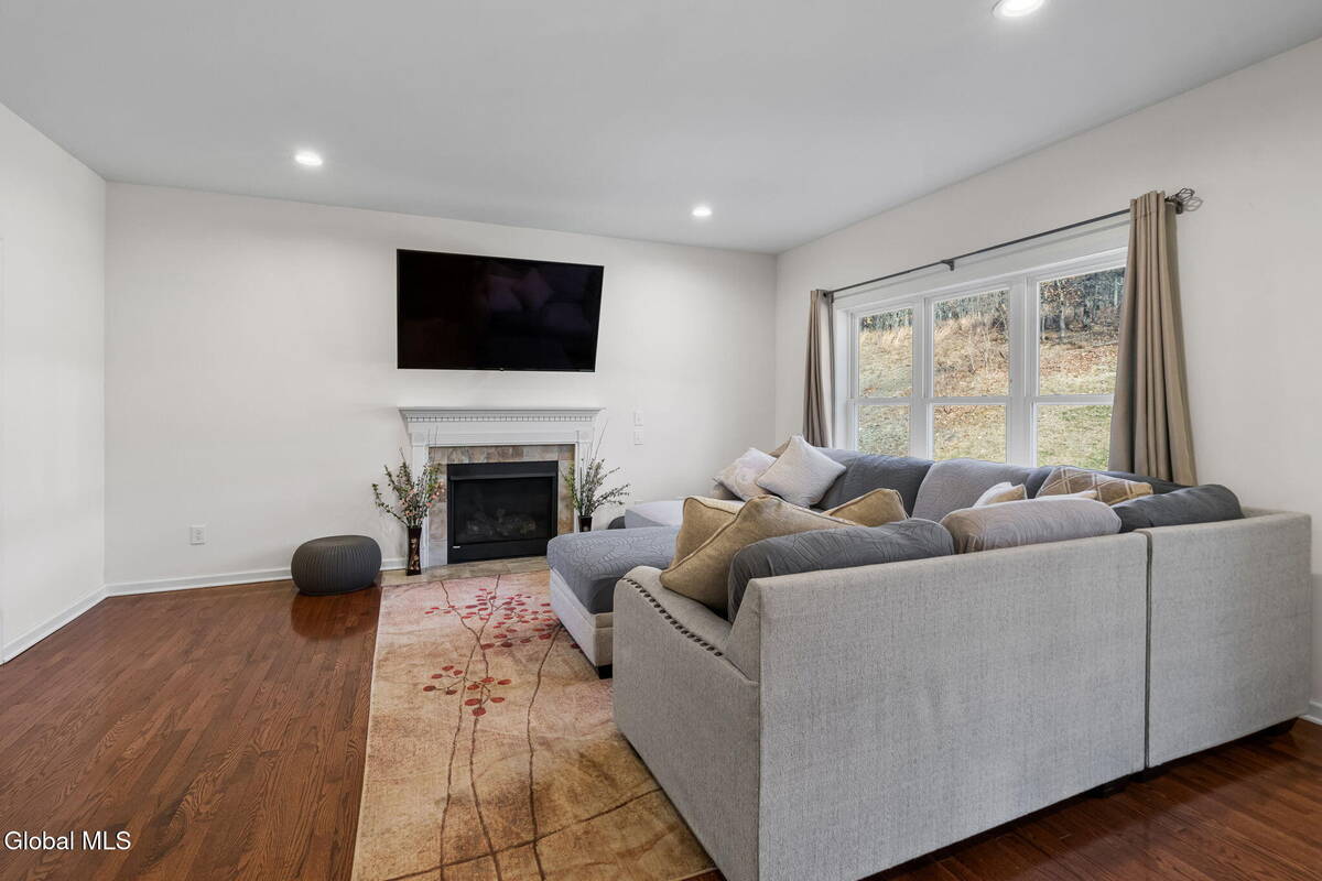 #15 photo, 2 Birch Court, North Greenbush , NY 12180