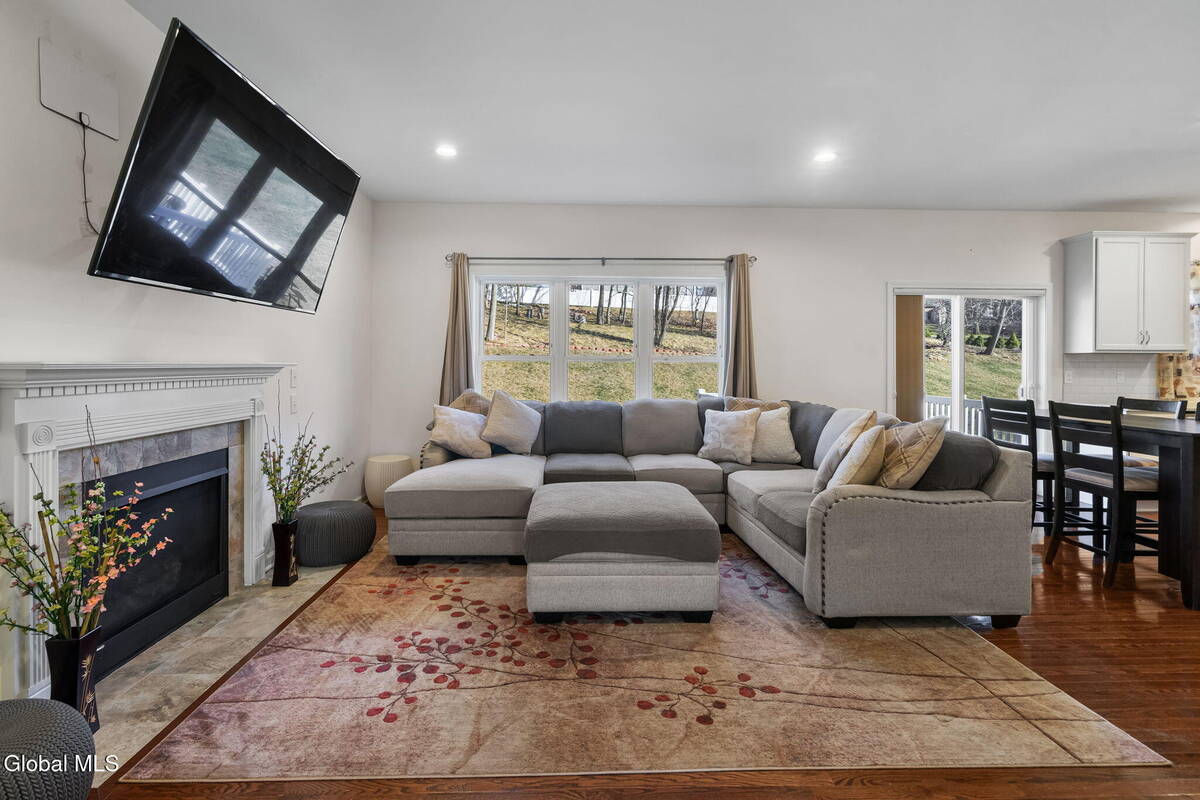 #16 photo, 2 Birch Court, North Greenbush , NY 12180