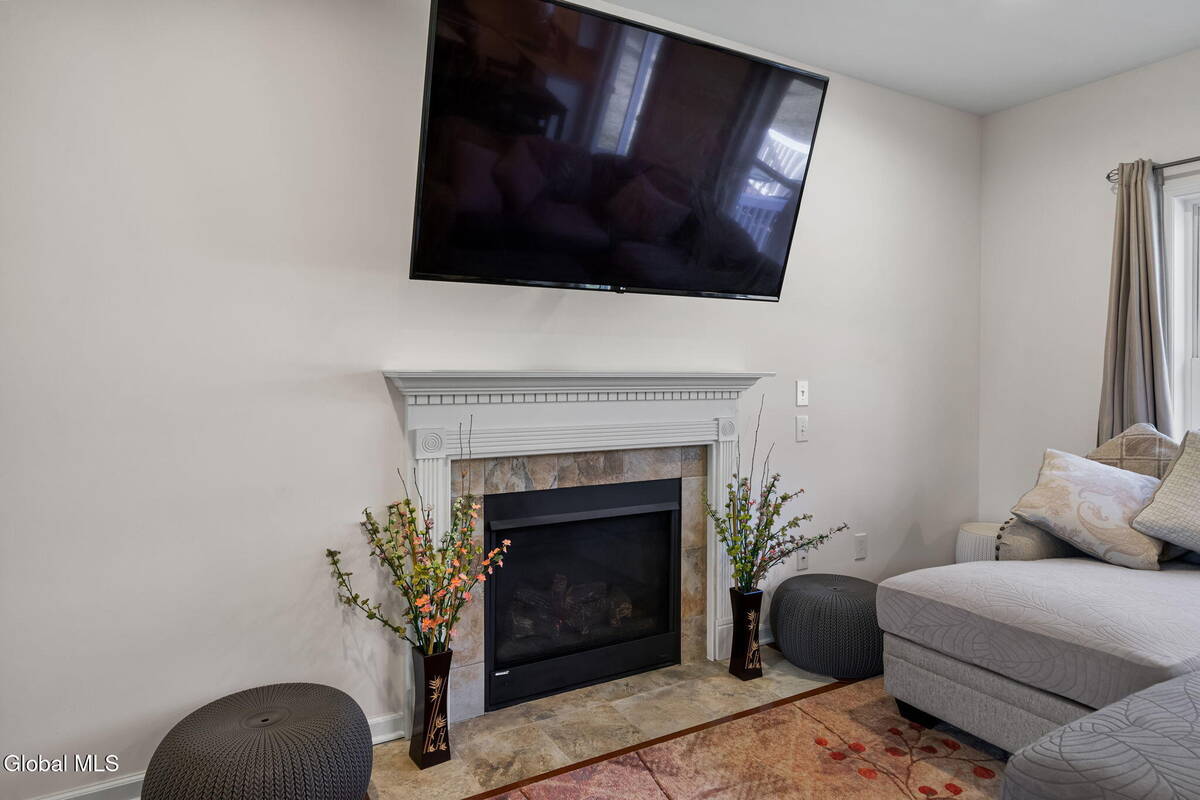 #17 photo, 2 Birch Court, North Greenbush , NY 12180