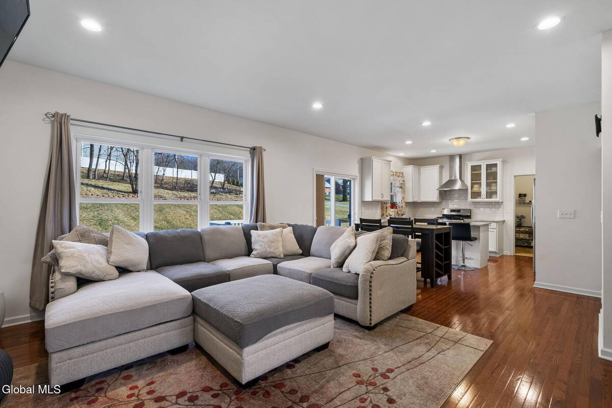 #18 photo, 2 Birch Court, North Greenbush , NY 12180