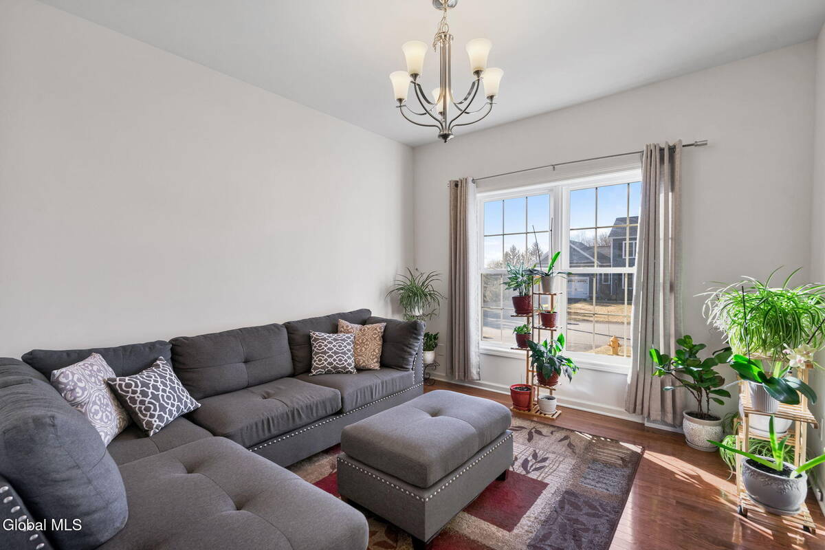 #25 photo, 2 Birch Court, North Greenbush , NY 12180