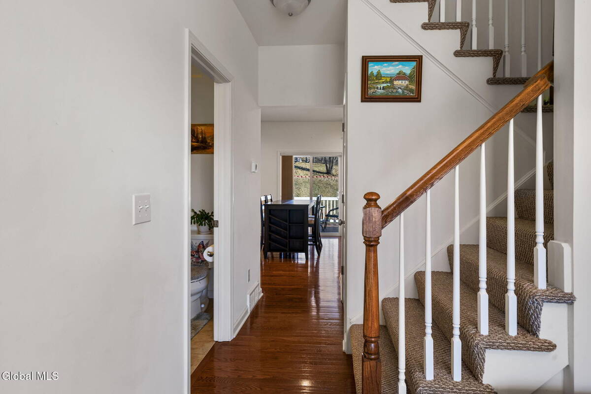 #27 photo, 2 Birch Court, North Greenbush , NY 12180