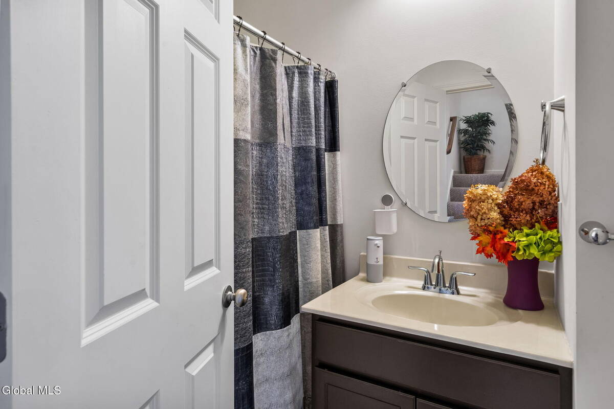 #28 photo, 2 Birch Court, North Greenbush , NY 12180