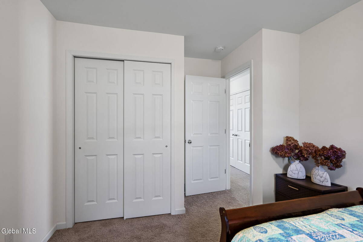 #33 photo, 2 Birch Court, North Greenbush , NY 12180