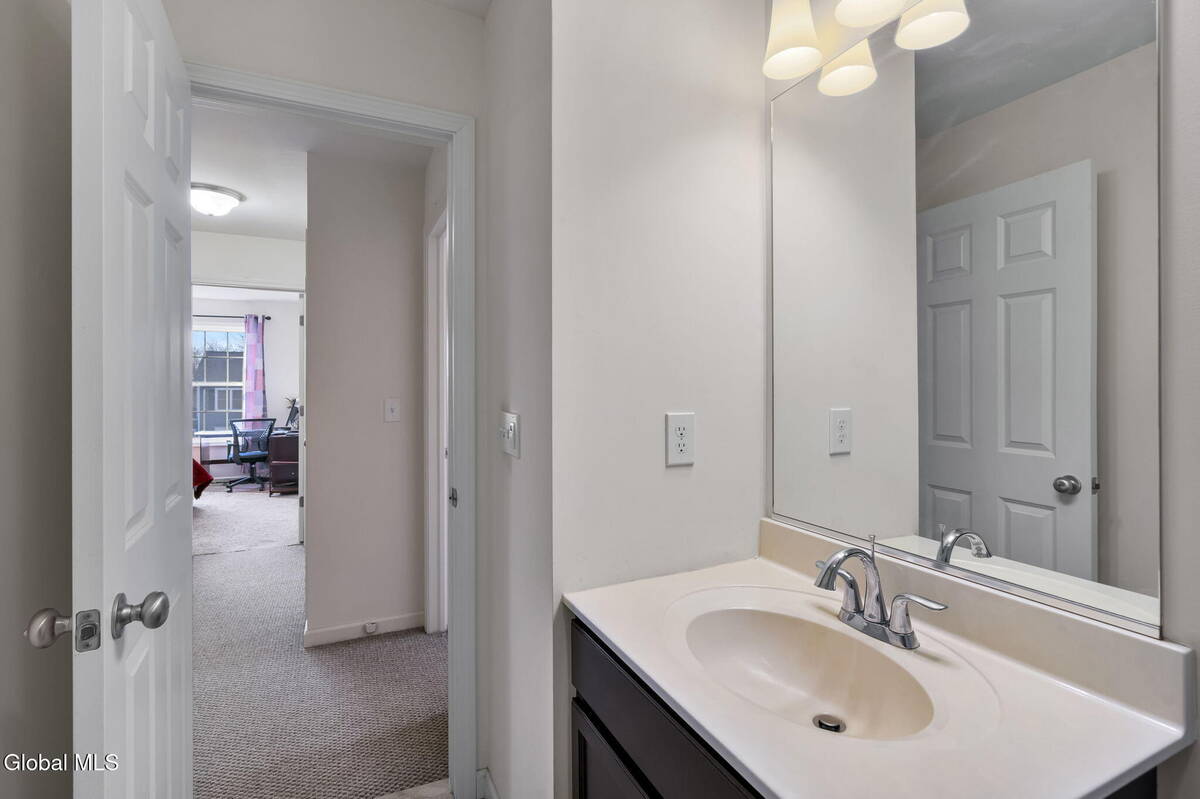 #35 photo, 2 Birch Court, North Greenbush , NY 12180