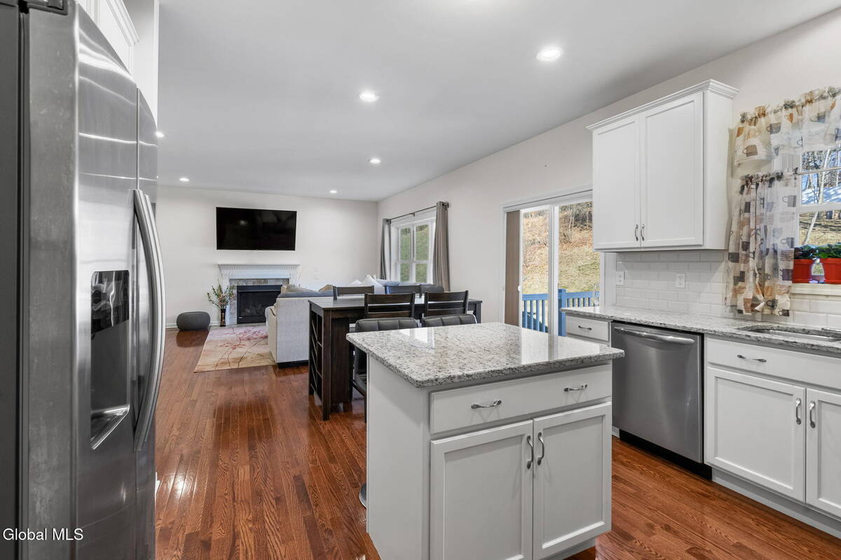 #7 photo, 2 Birch Court, North Greenbush , NY 12180