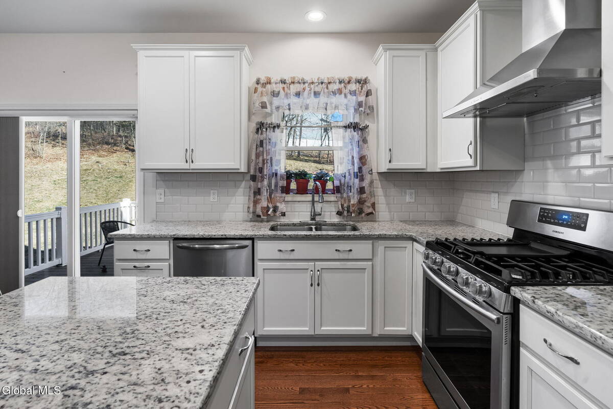 #8 photo, 2 Birch Court, North Greenbush , NY 12180