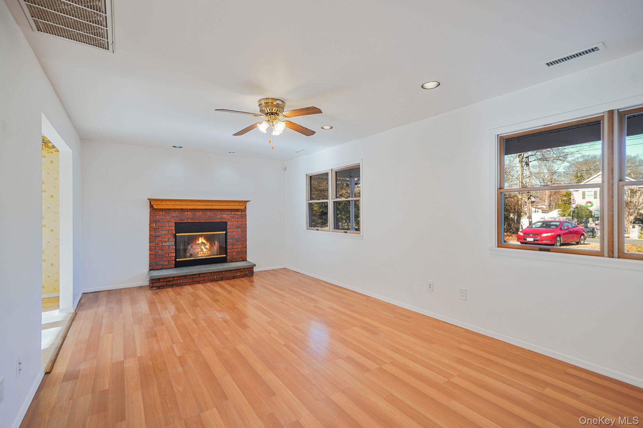 #11 photo, 30 Half Mile Road, מחוז סאפוק Middle Island , NY 11953