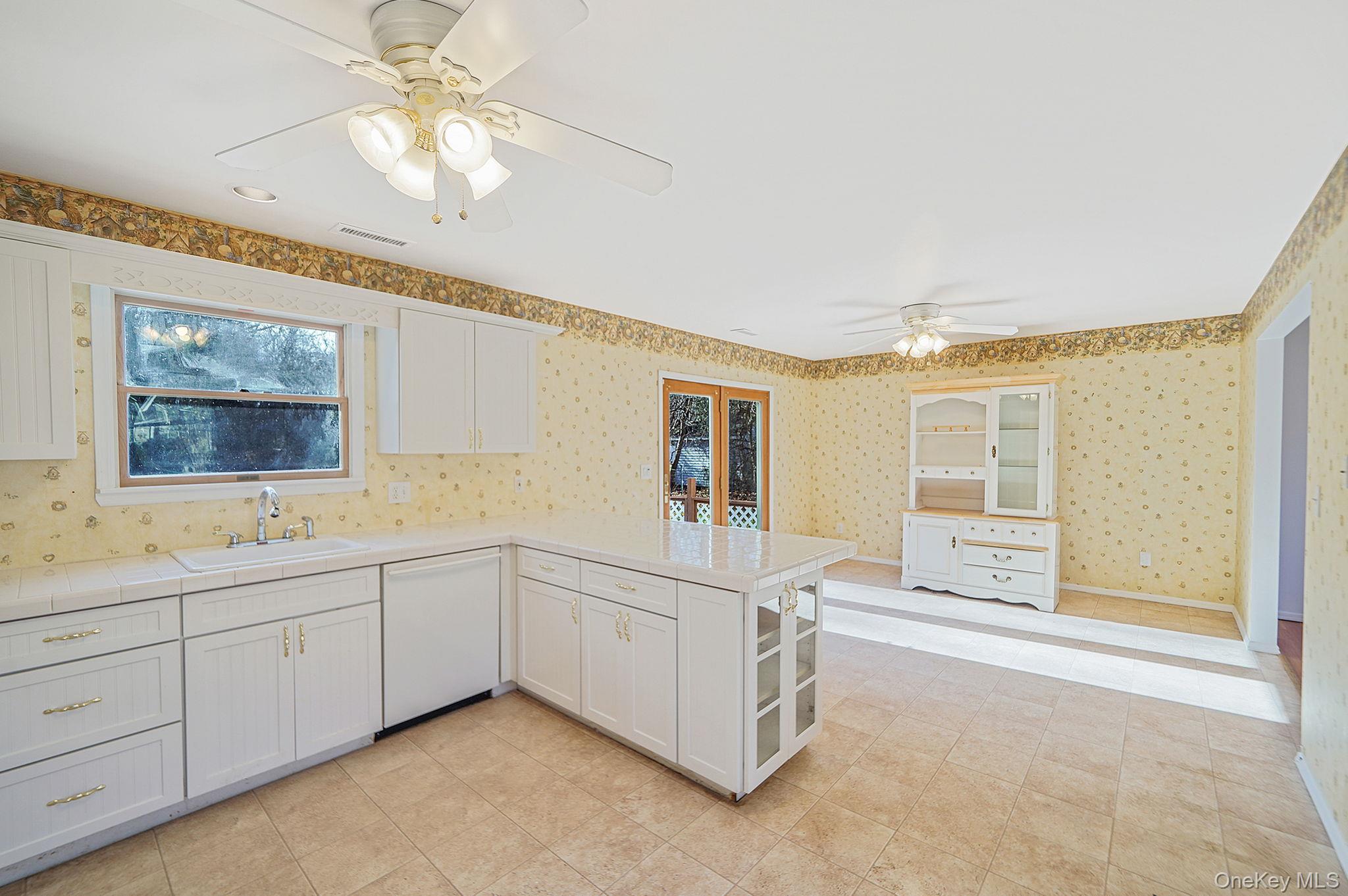 #19 photo, 30 Half Mile Road, מחוז סאפוק Middle Island , NY 11953