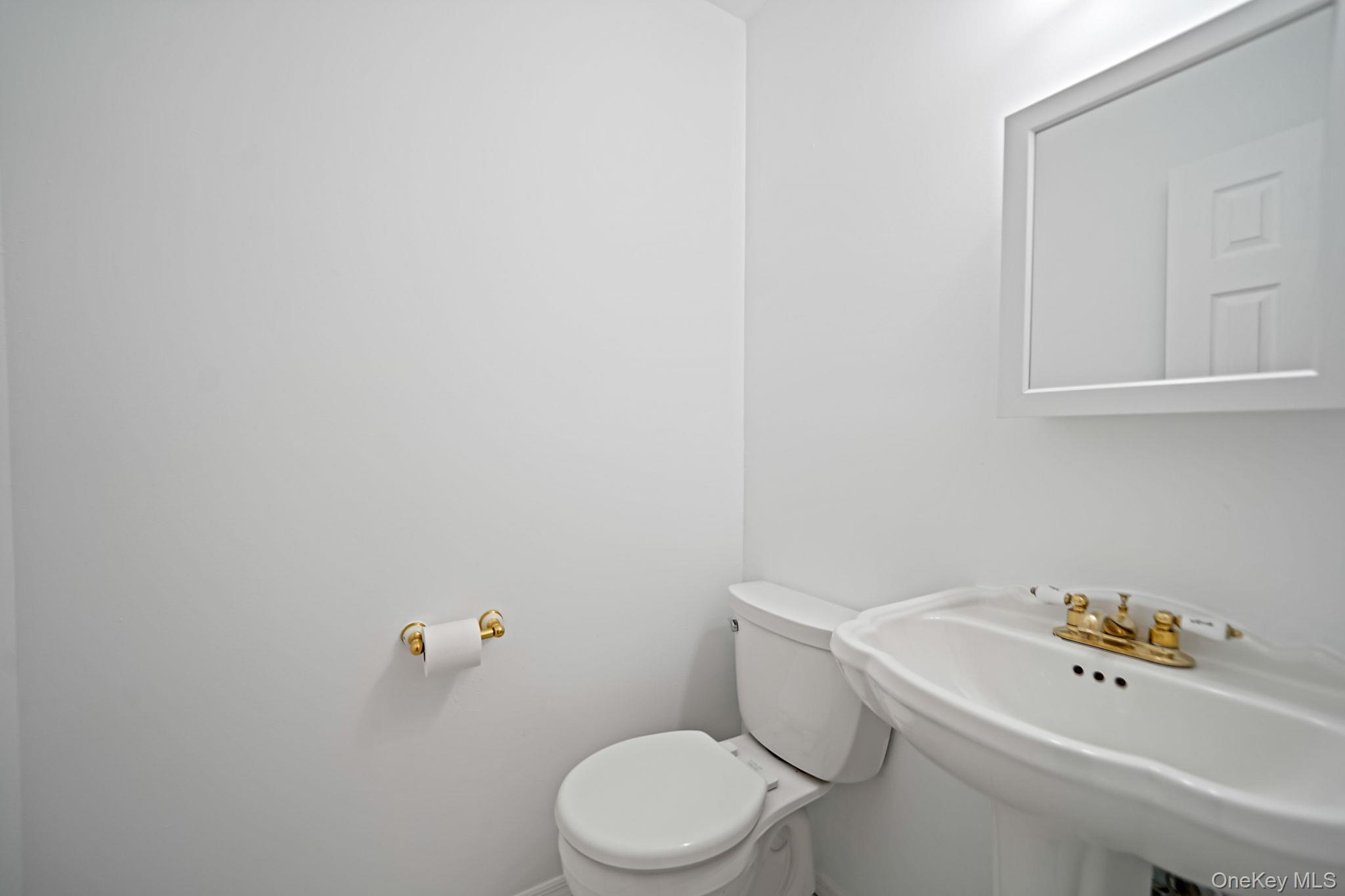 #20 photo, 30 Half Mile Road, מחוז סאפוק Middle Island , NY 11953