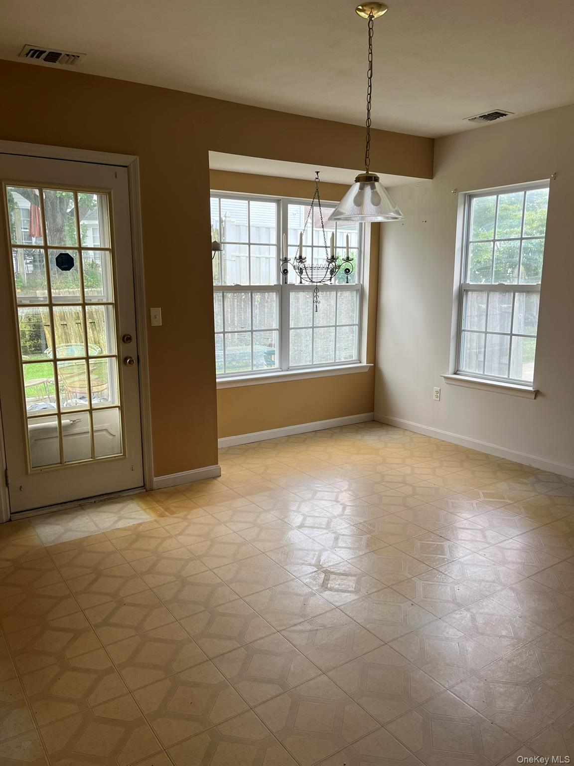 #12 photo, 12 Sophia Drive, מחוז סאפוק Middle Island , NY 11953