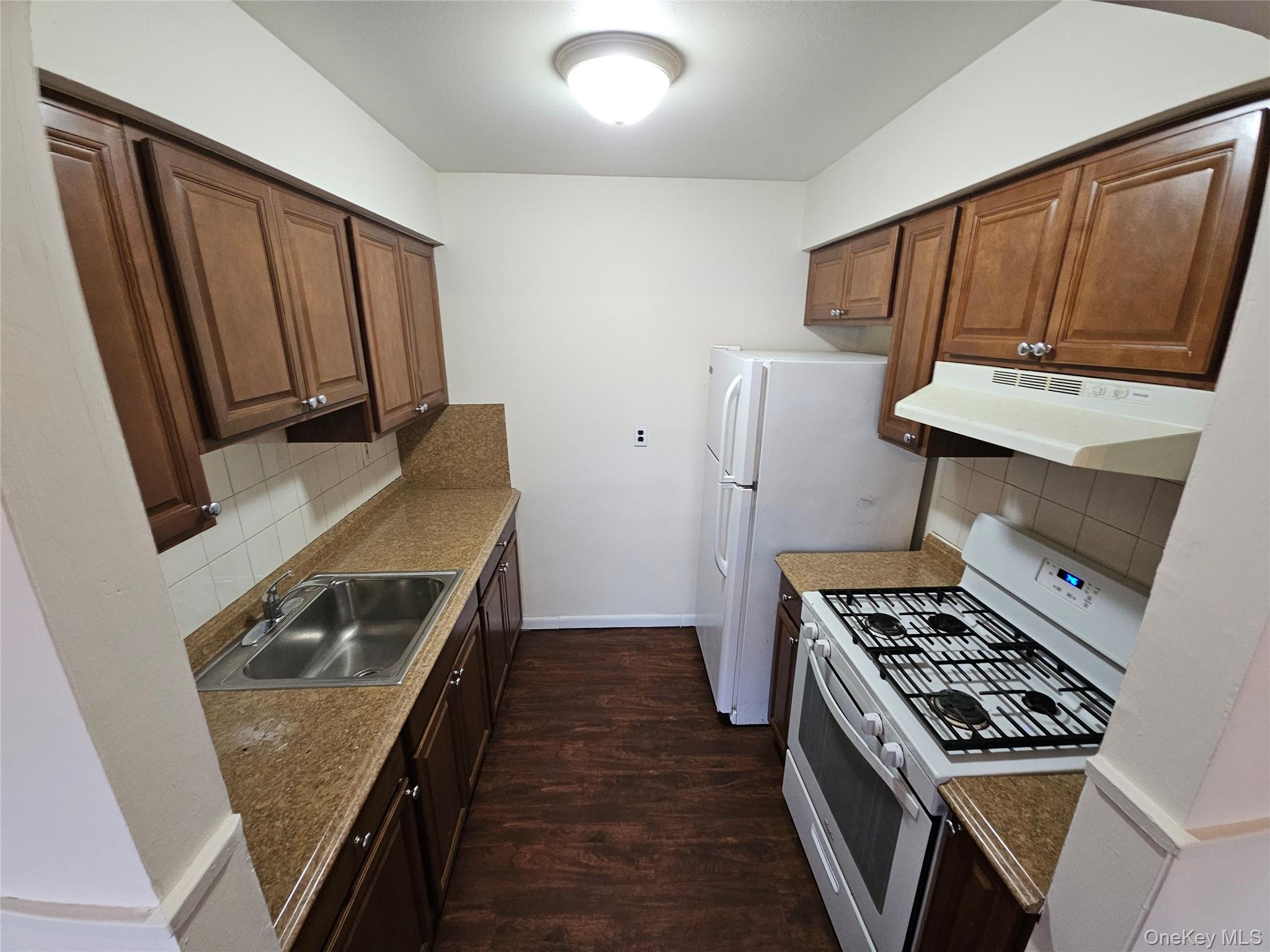 #12 photo, 80 Kennedy Drive, 纽约州 West Haverstraw , NY 10993