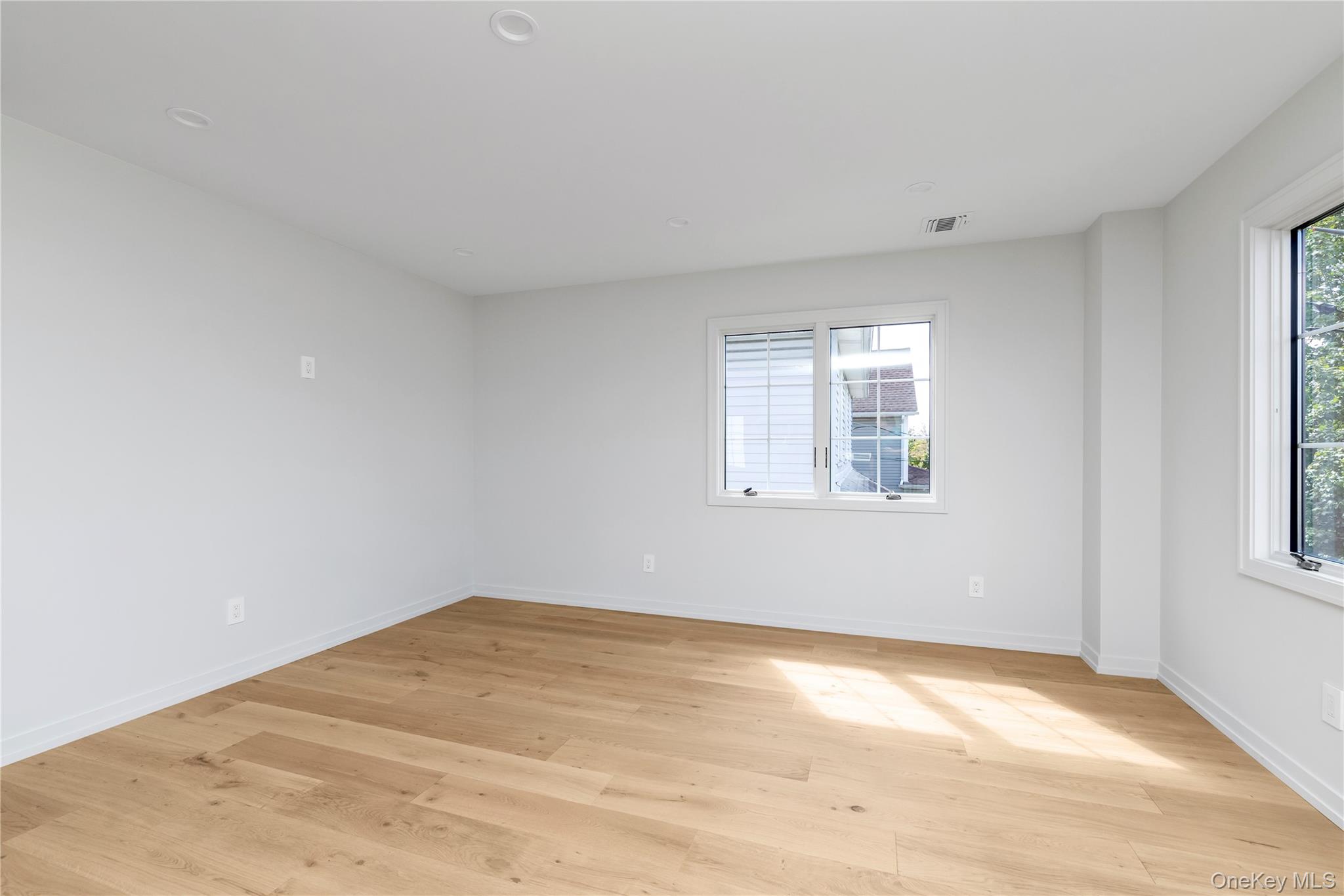 #12 photo, 157 Lincoln Avenue, नासाउ काउंटी Mineola , NY 11501