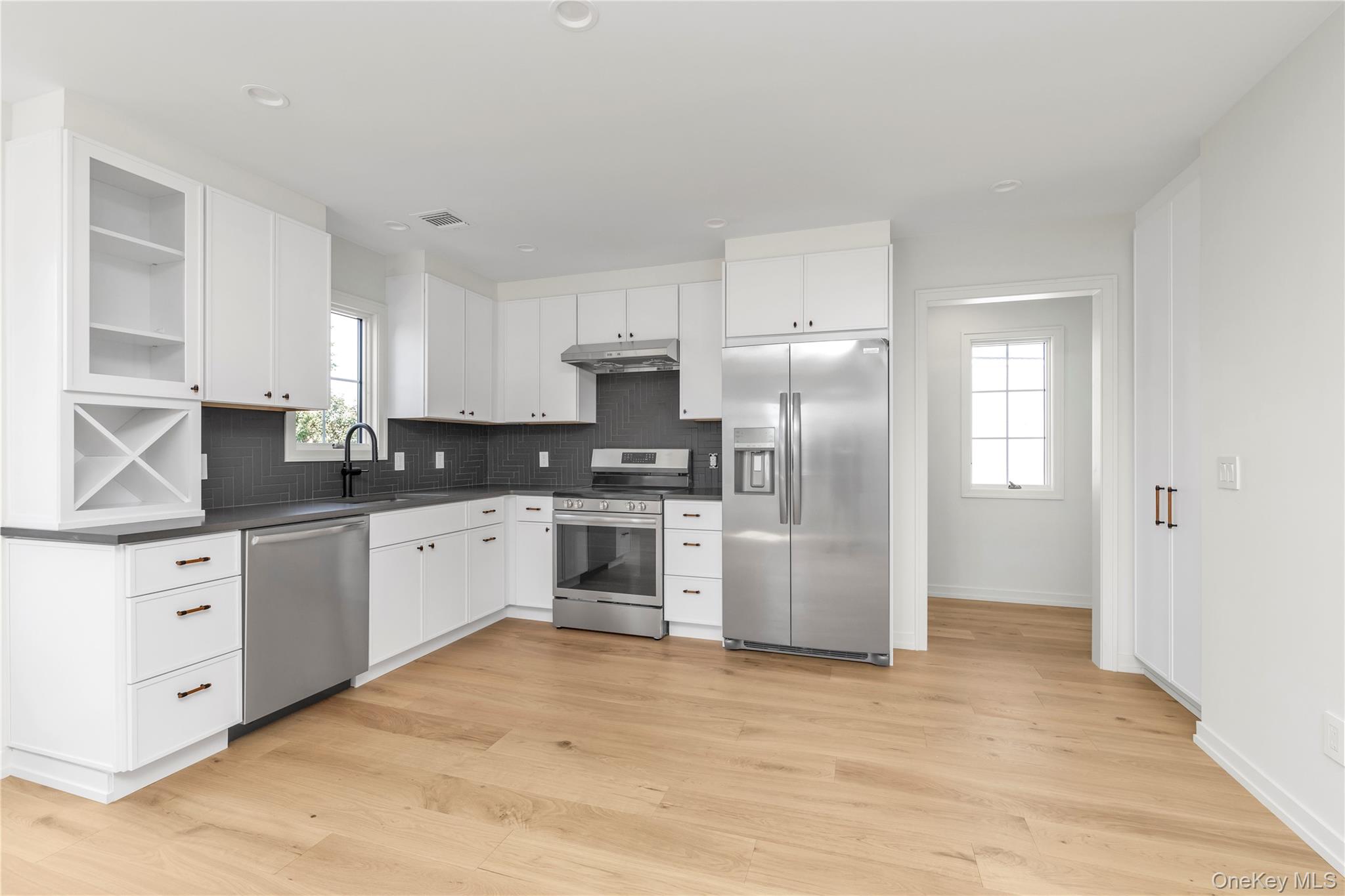 #2 photo, 157 Lincoln Avenue, नासाउ काउंटी Mineola , NY 11501