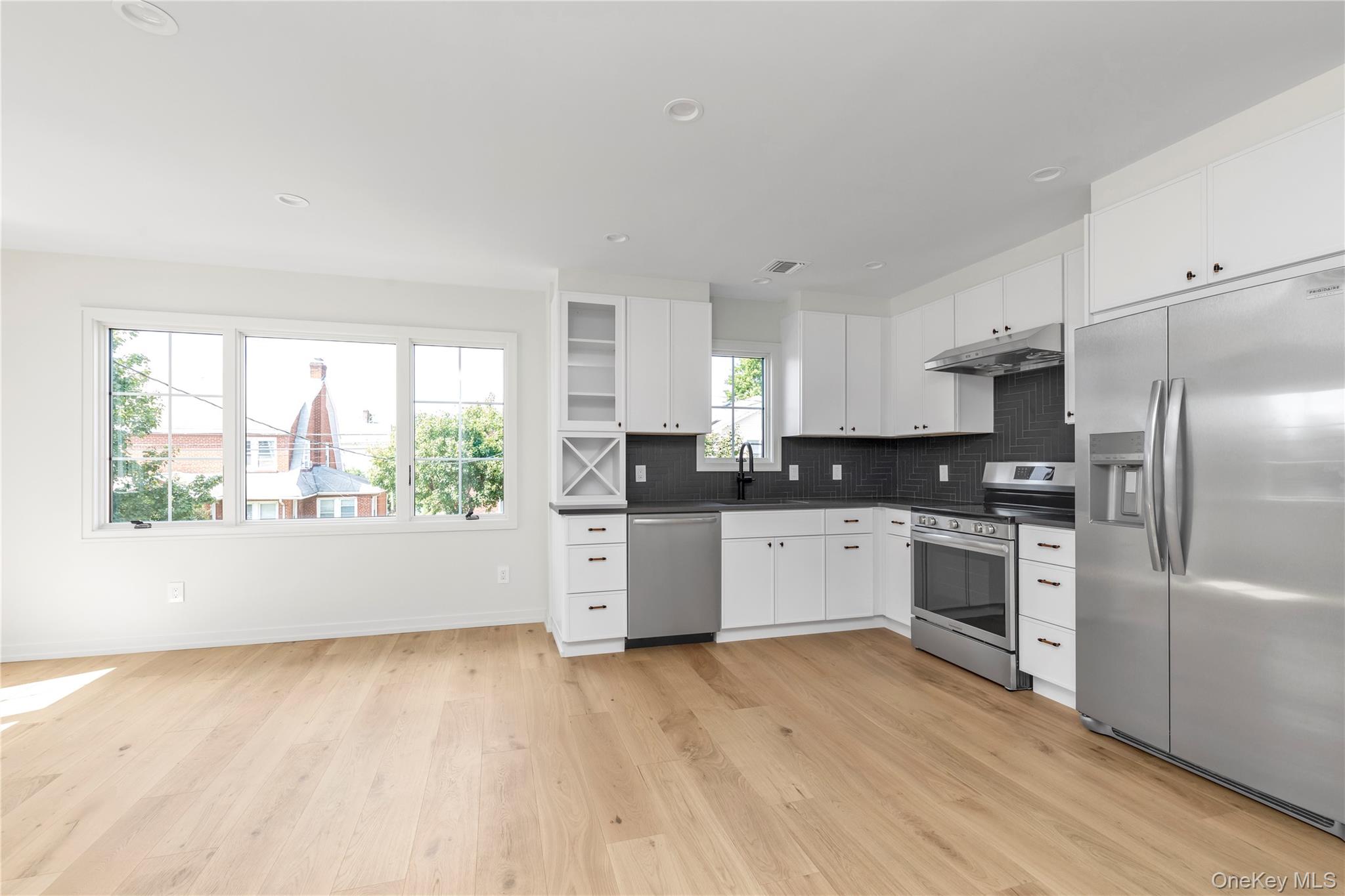 #3 photo, 157 Lincoln Avenue, नासाउ काउंटी Mineola , NY 11501