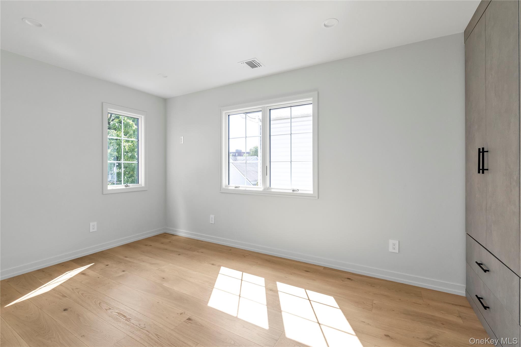 #5 photo, 157 Lincoln Avenue, नासाउ काउंटी Mineola , NY 11501