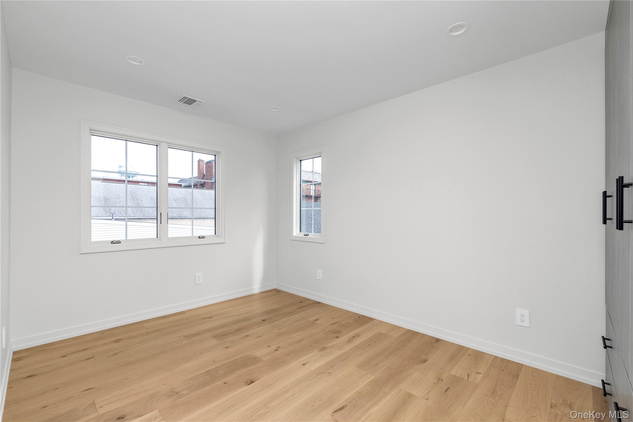 #6 photo, 157 Lincoln Avenue, नासाउ काउंटी Mineola , NY 11501