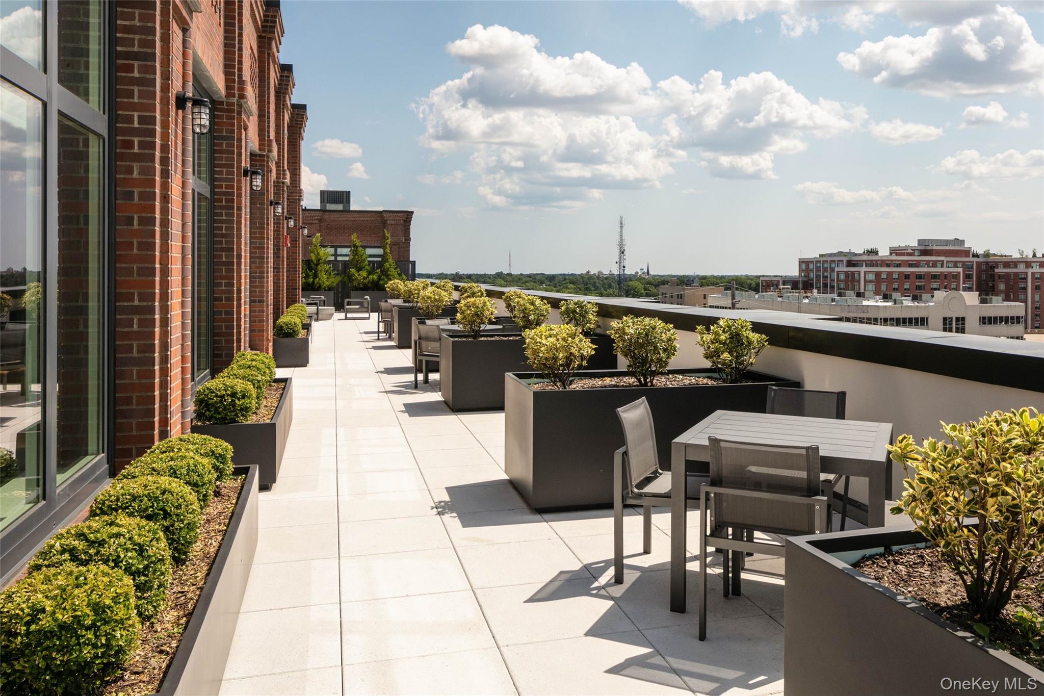 #5 photo, 199 2nd St, नासाउ काउंटी Mineola , NY 11501