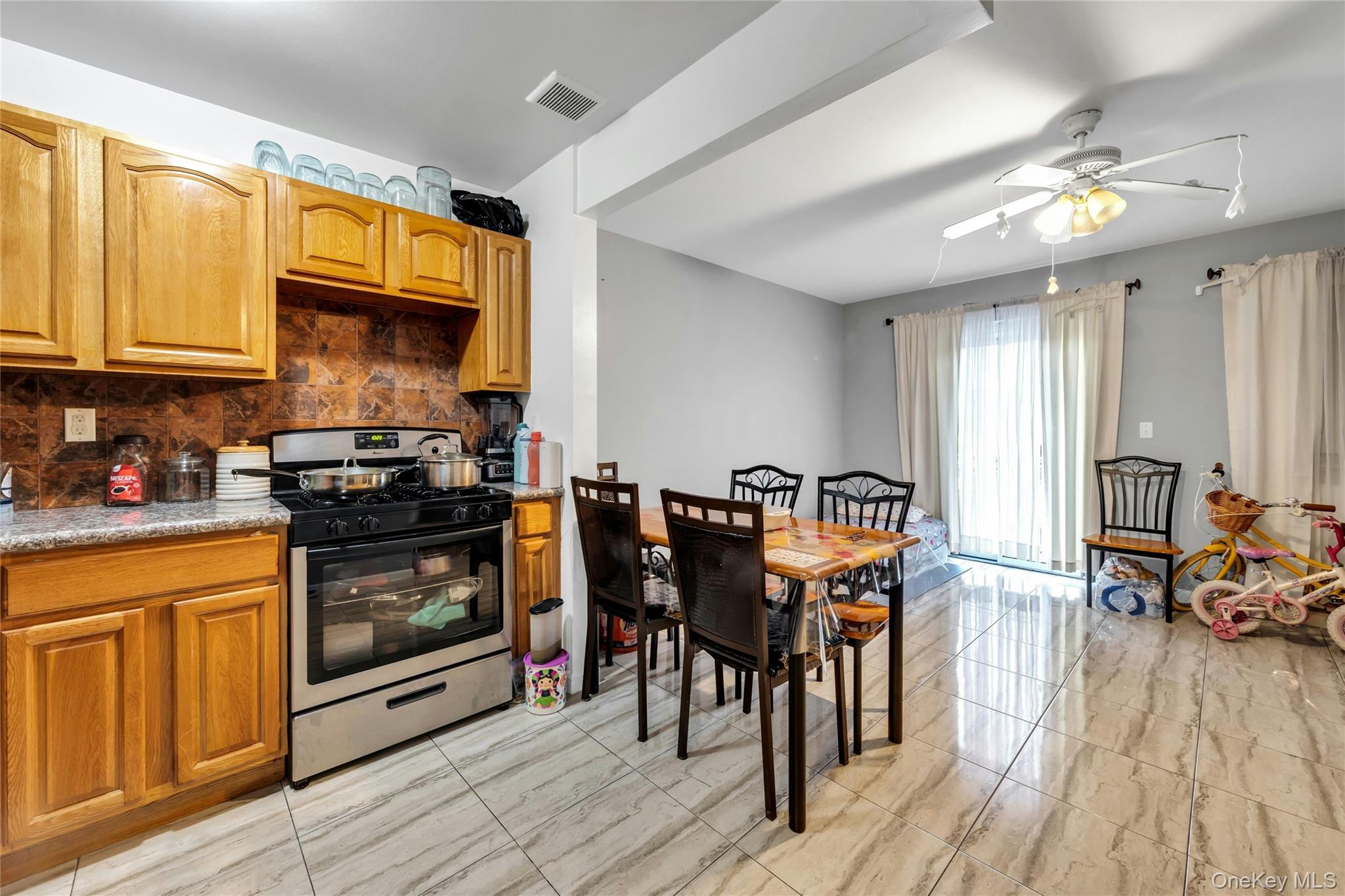 #11 photo, 102-18 Radcliff Avenue, קווינס Corona , NY 11368