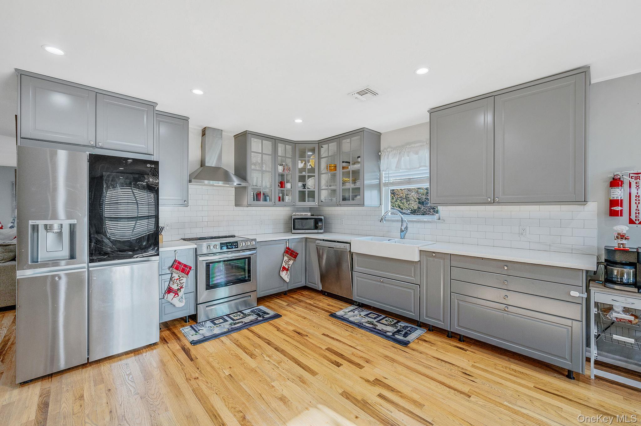 #8 photo, 50 Verazzano Avenue, מחוז סאפוק Copiague , NY 11726