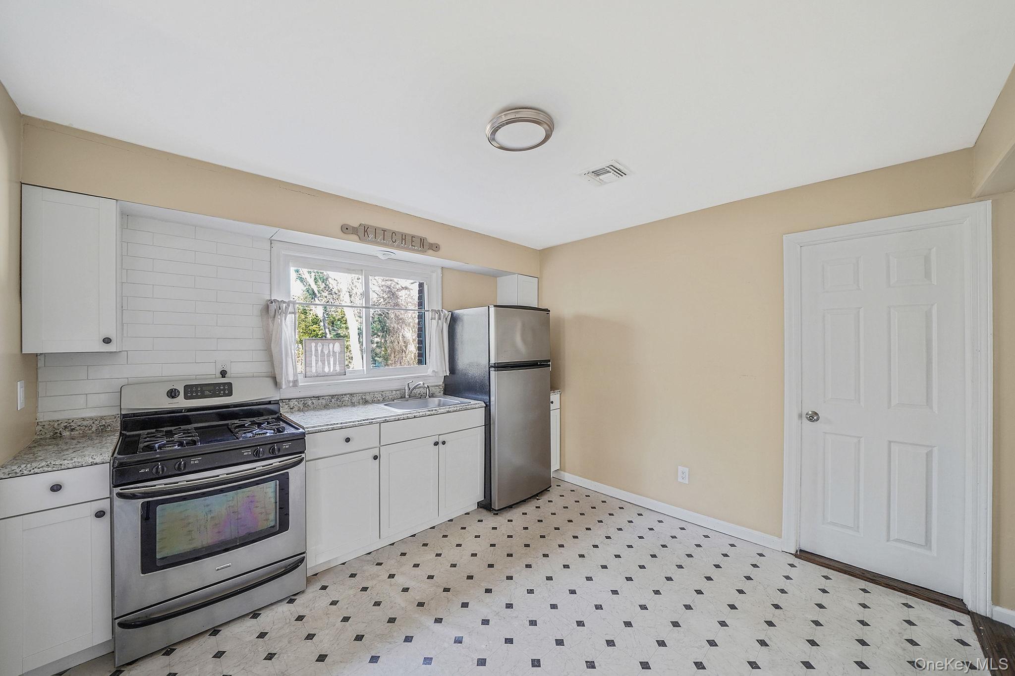 #11 photo, 91 Tower Street, 东长岛 Sayville , NY 11782