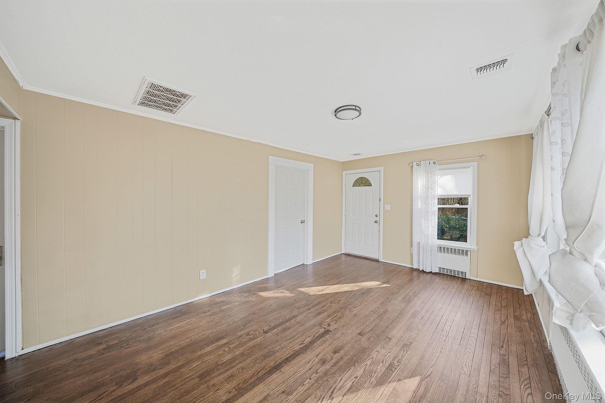 #7 photo, 91 Tower Street, 东长岛 Sayville , NY 11782