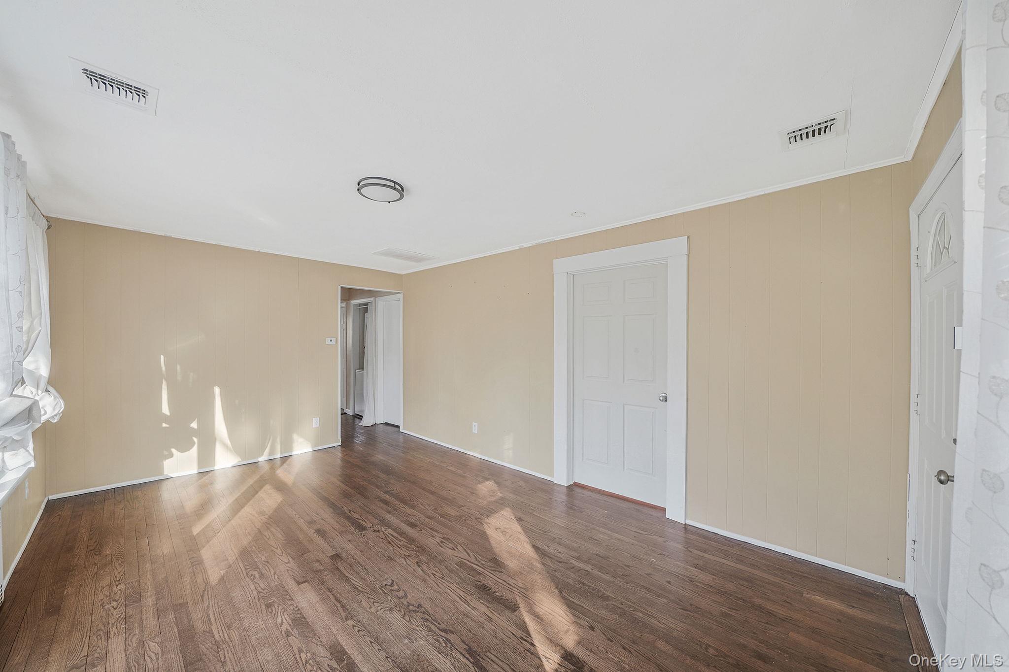 #8 photo, 91 Tower Street, 东长岛 Sayville , NY 11782