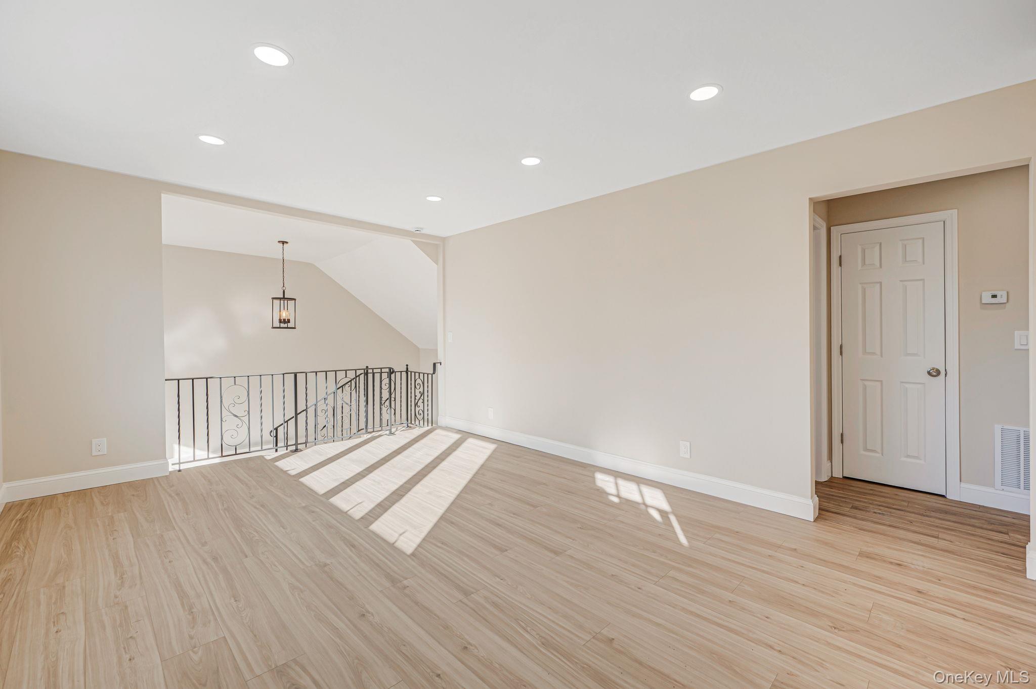 #5 photo, 23 Cullen Drive, 东长岛 East Northport , NY 11731