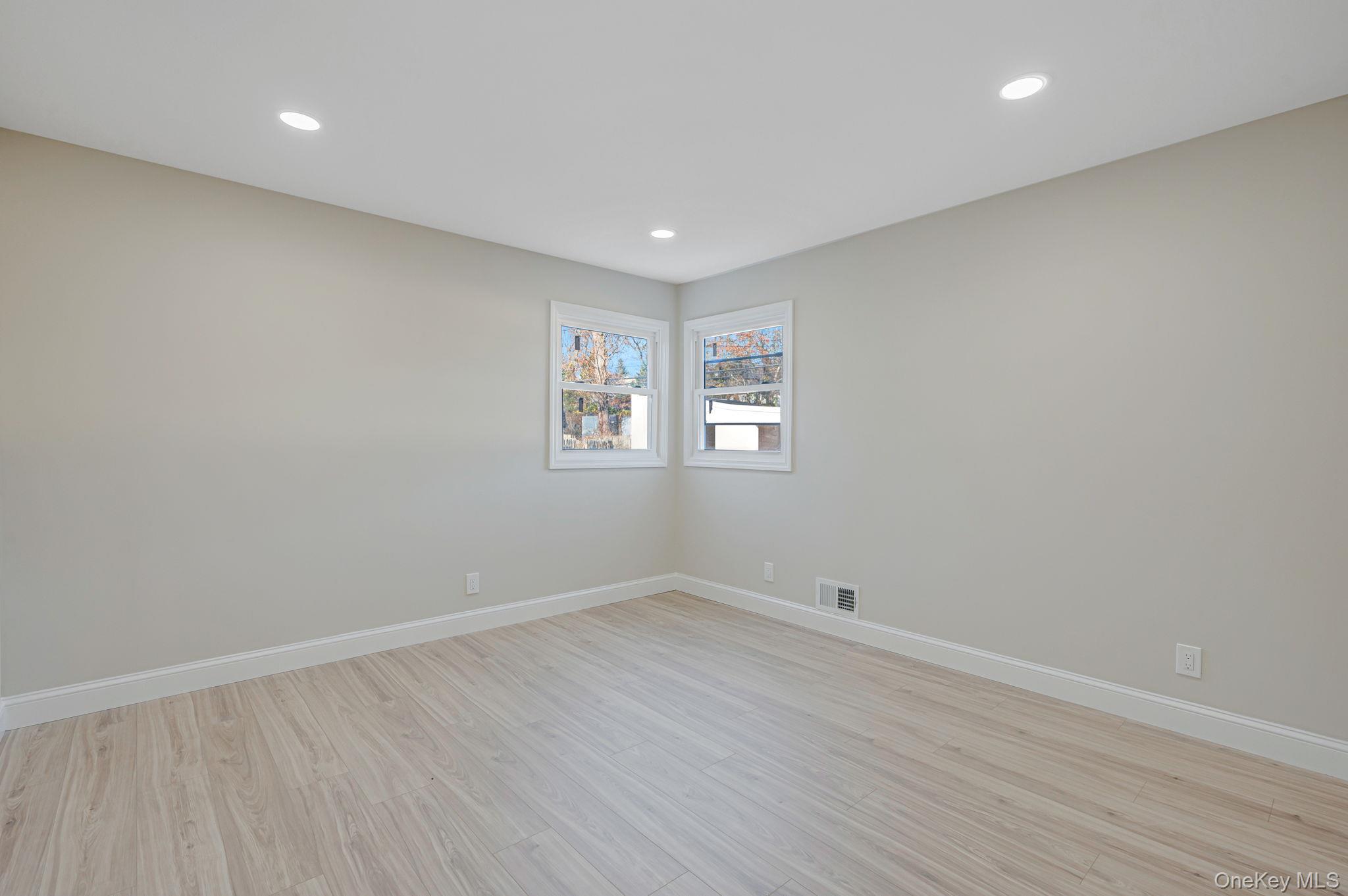 #8 photo, 23 Cullen Drive, 东长岛 East Northport , NY 11731