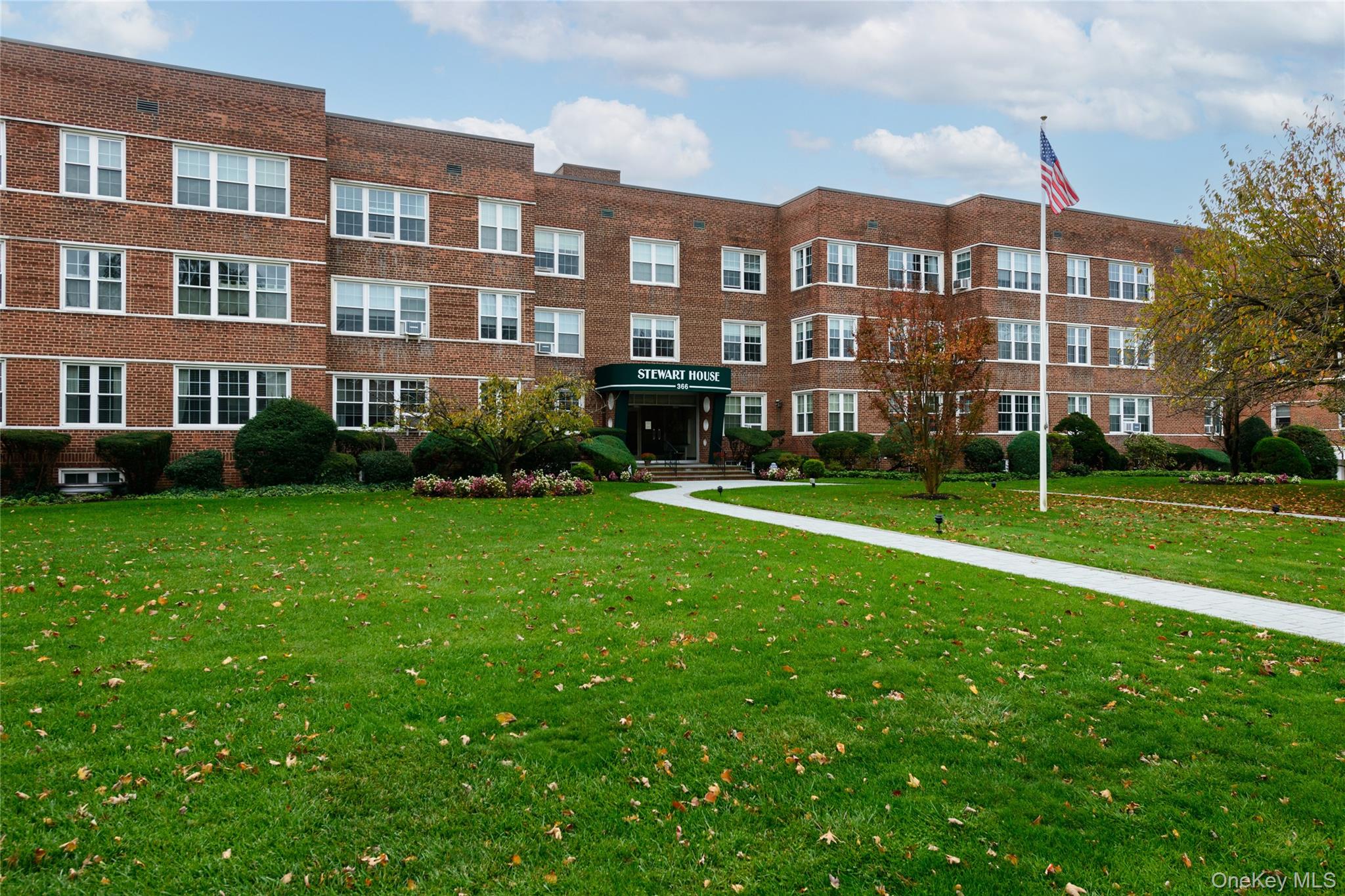 #1 photo, 366 Stewart Avenue, 长岛 花园城 Garden City , NY 11530