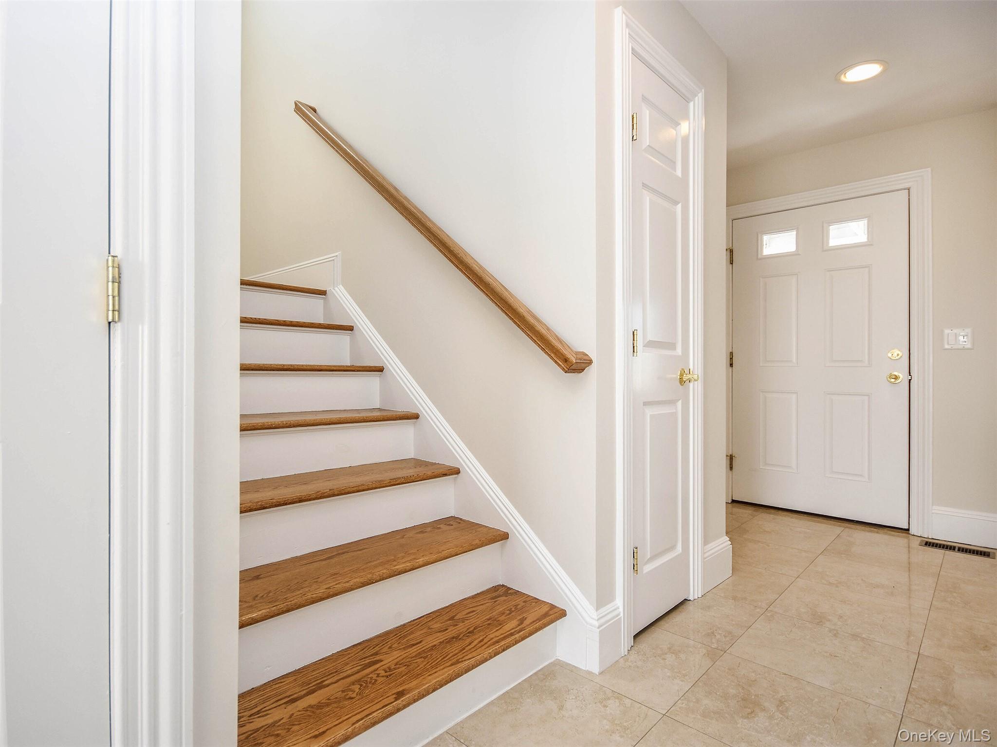 #12 photo, 24B Sintsink Dr W, 롱 아일랜드 Port Washington , NY 11050