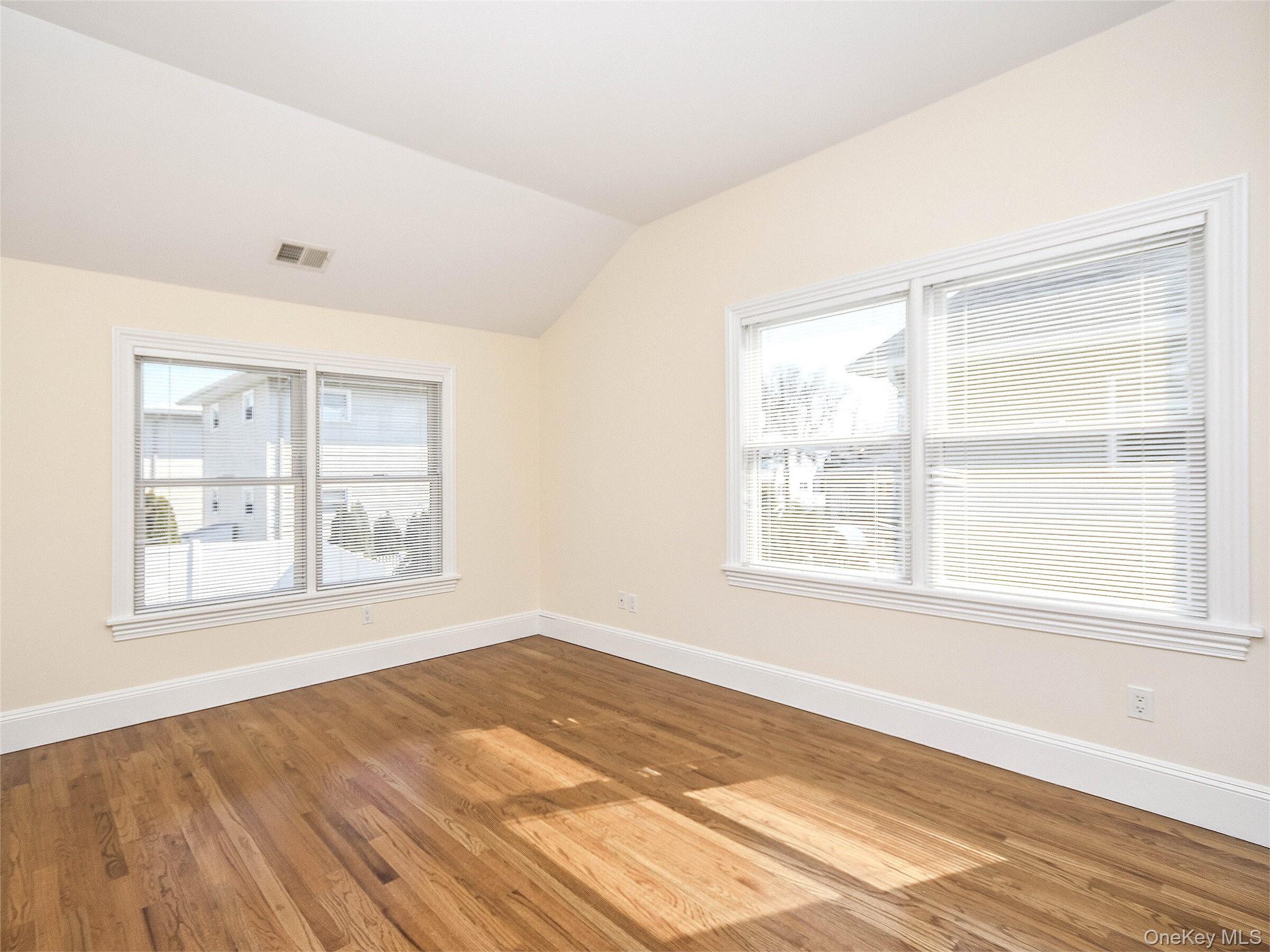 #16 photo, 24B Sintsink Dr W, 롱 아일랜드 Port Washington , NY 11050