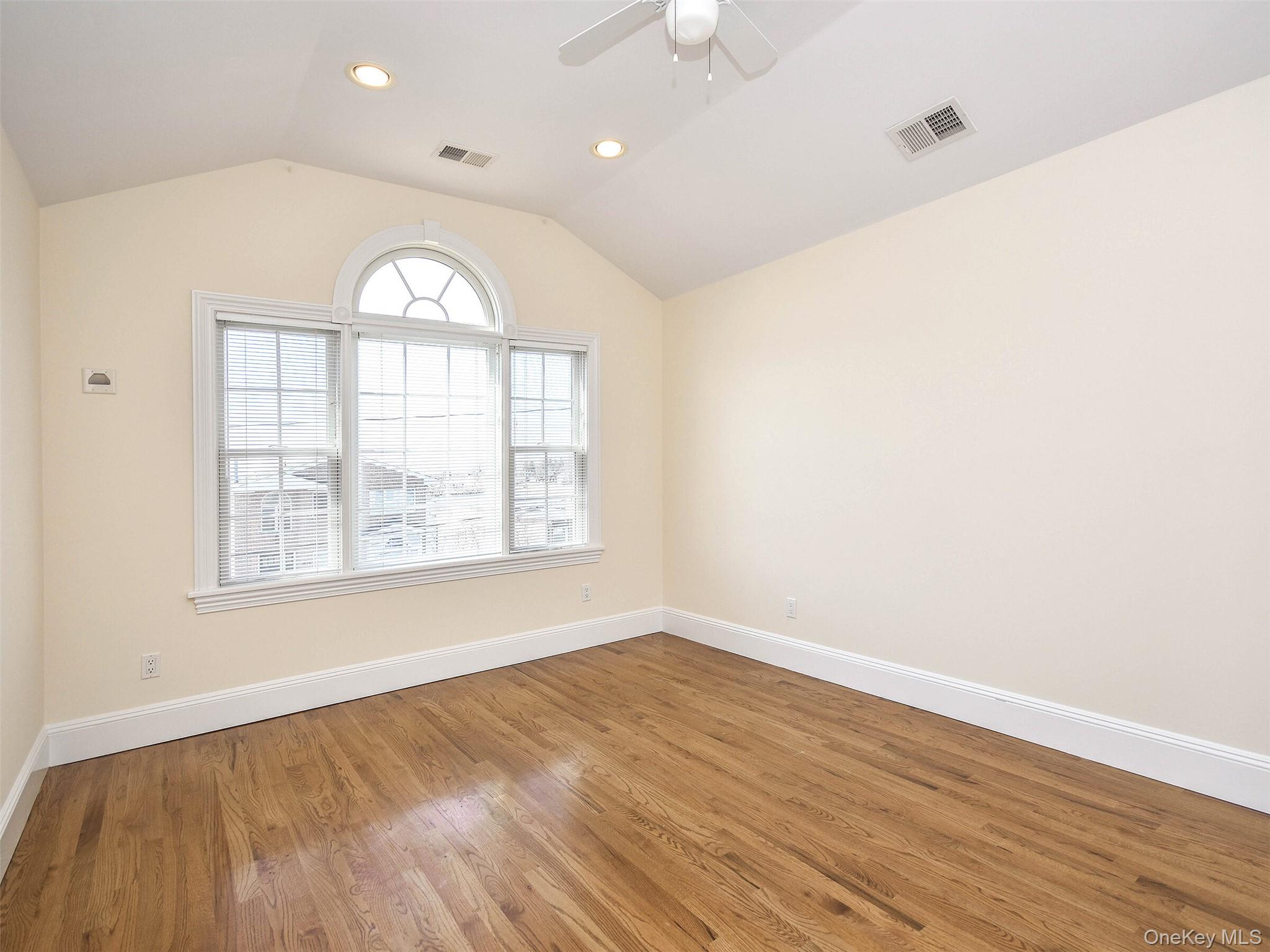 #18 photo, 24B Sintsink Dr W, 롱 아일랜드 Port Washington , NY 11050