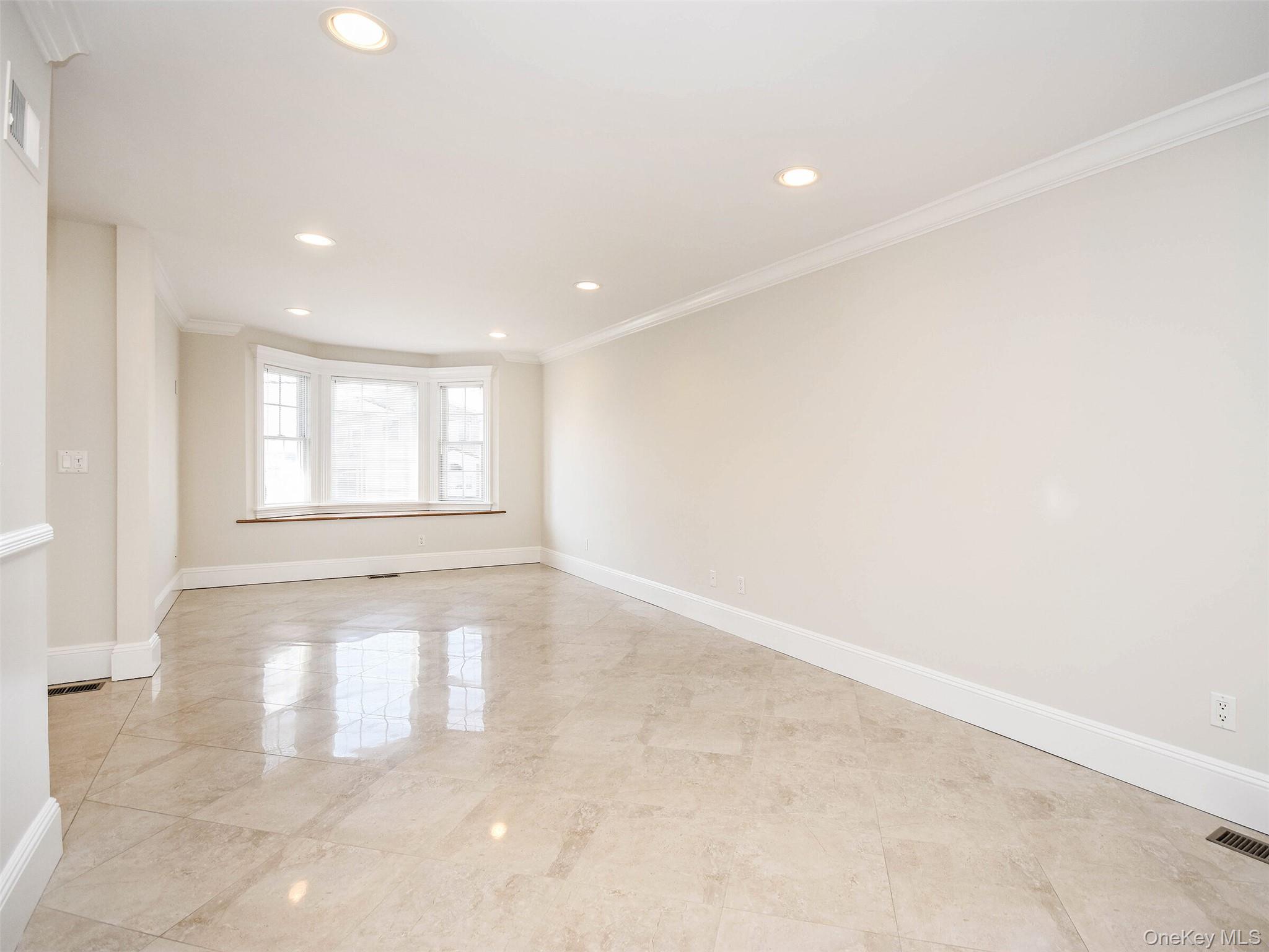 #2 photo, 24B Sintsink Dr W, 롱 아일랜드 Port Washington , NY 11050